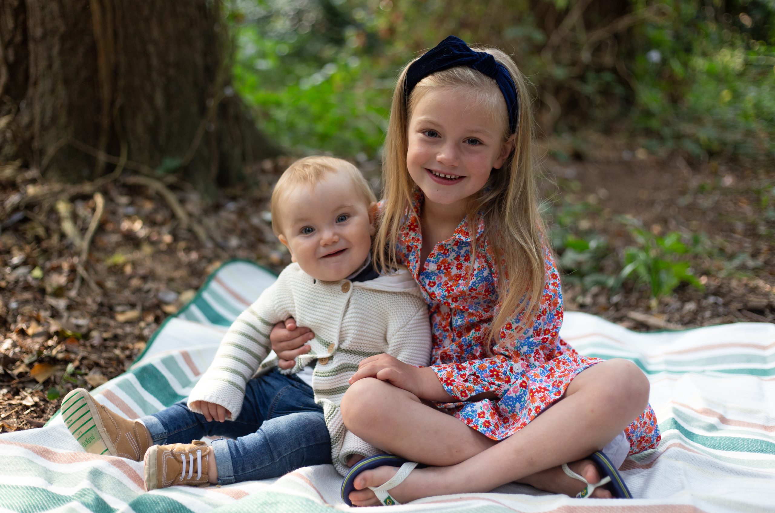 photographer in Colchester - happy smiling children on a picnic blanket in the woods